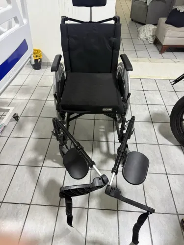 Cadeira reclinável com encosto de cabeça