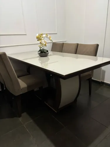 VENDO MESA DE JANTAR (180x90cm) COM 6 CADEIRAS