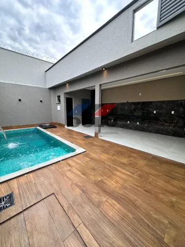 CASA COM 3 QUARTOS, SENDO 01 DELES UMA SUÍTE MASTER, E 01 DELES UMA SUÍTE AMERICANA, LOCAL