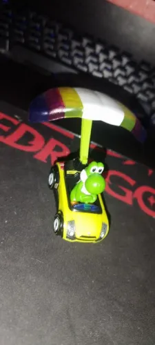 Hotwheels Mario Kart - Yoshi Sports Coupe com Parafoil Glider