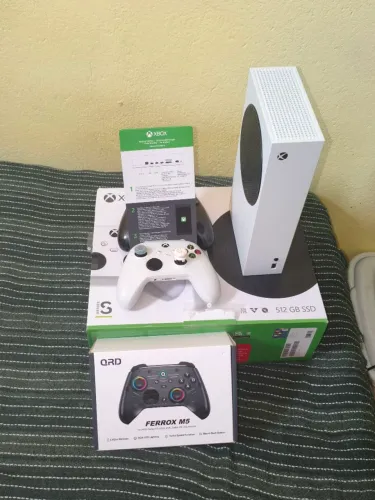 Xbox Series S 512GB impecável sem marcas de uso + 2 Controles + Caixa