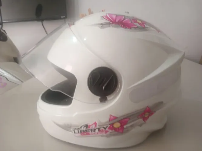 Vendo um capacete infantil novinho, parem usado só uma vez