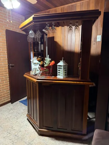 Vendo barzinho de madeira maciça de canto para sala