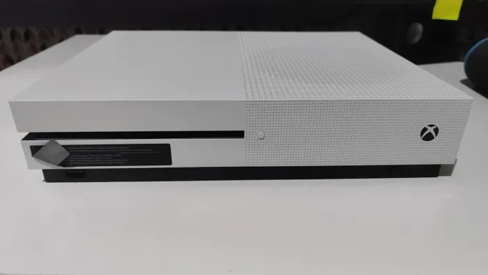 Xbox One S 1TB com dois controles