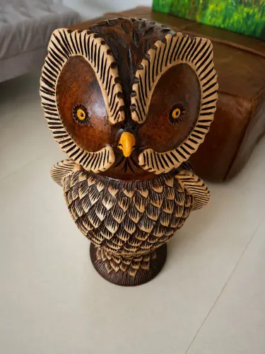 Escultura em formato de coruja em gesso 