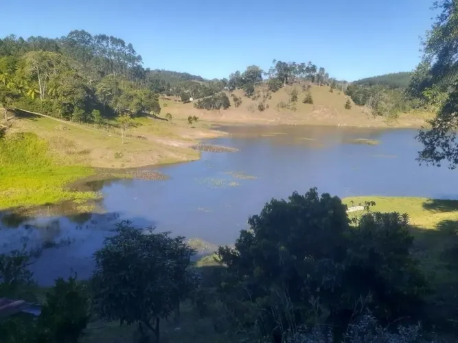 Chácara de 30 mil m2 com piscina à beira da Represa em Paraibuna-SP