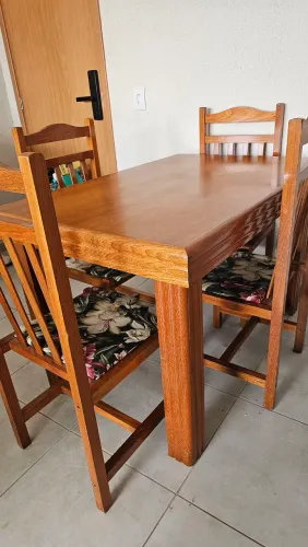 Mesa de Madeira com 4 Cadeiras