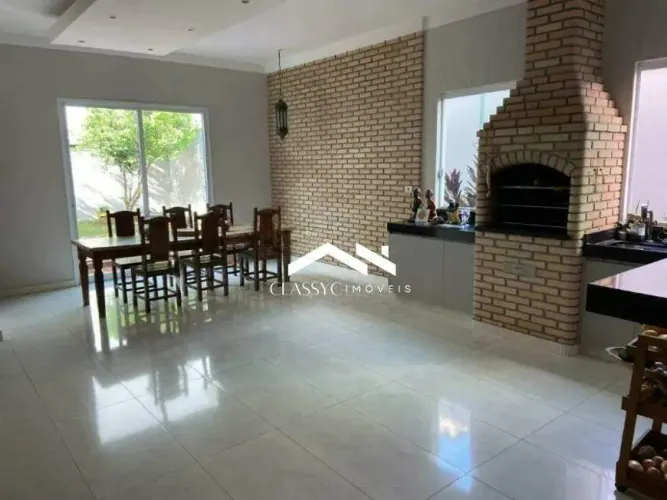Casa térrea de alto padrão à venda no Aclimação, Uberlândia.