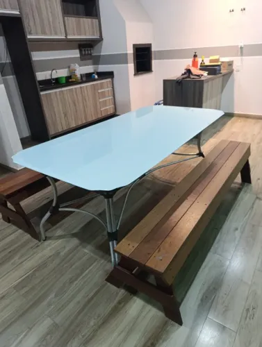 Mesa 2,00 x 1,00 m com tampo de vidro + 2 bancos de madeira - R$ 2.500