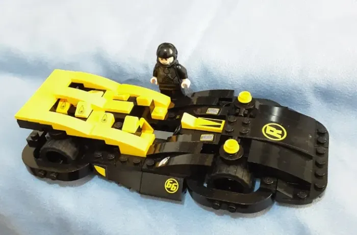 LEGO veículo e minifigura Cannonball Taylor, sem adesivos do farol e sem 2 adesivos)