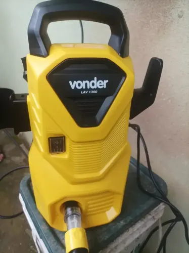 Lavadora de alta pressão Vonder Leve LAV1300 220V amarela de 1.3kW com 90bar de pressão
