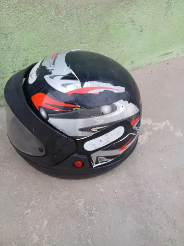 Vendo um capacete número 56 em ótimo estado 50 reais moro no bairro São Gabriel