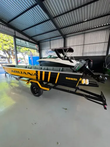 VENDO CANOA DE PESCA 6 METROS COMPLETA COM MOTOR + CARRETA