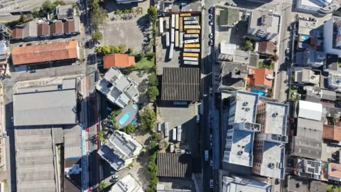 Pátio para locação anual no Centro de Balneário