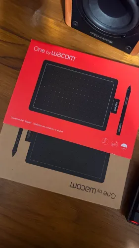 M esa Digitalizadora One By Wacom CTL472, Pequena, Pen LP-190K, Preto e Vermelho