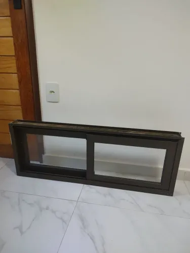 Duas janelas de alumínio