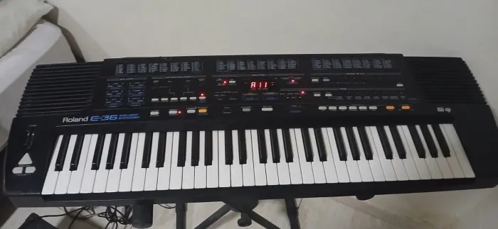 Teclado Roland e-36 + tripé + fonte (OLHAR A DESCRIÇÃO!!!!)