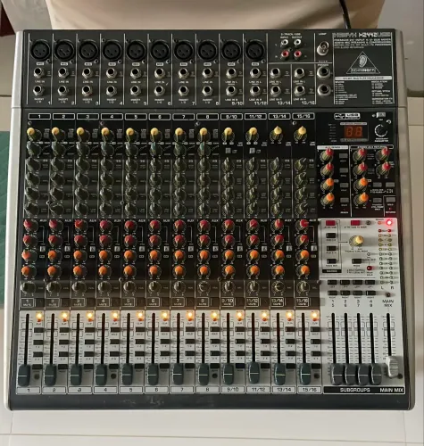 Mesa de Áudio Behringer XENYX X2442USB