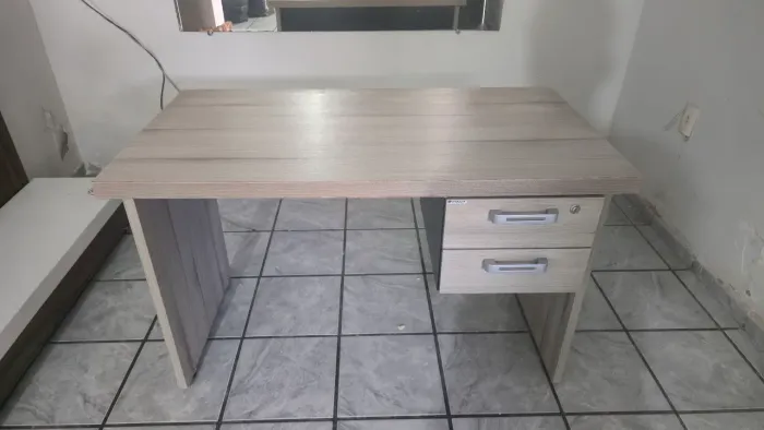 Vendo mesa birô muito nova com duas gavetas