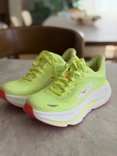Tênis Hoka Bondi 9 feminino cor Neon Yuzu/ Luz solar