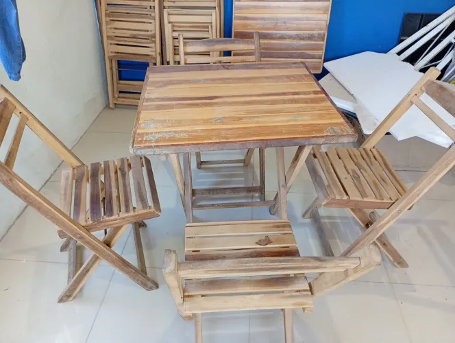 Mesa de madeira com 4 cadeiras
