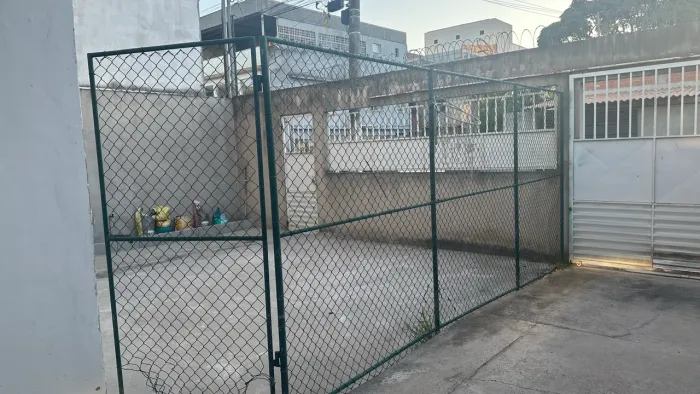 Cerca de arame galvanizado e postes metálico
