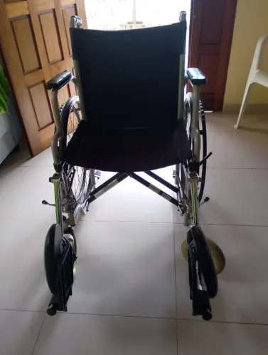Cadeira de rodas em bom estado.