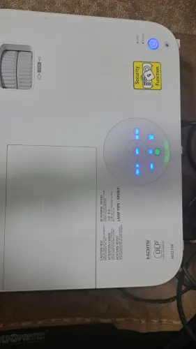 Vendo projetor NEC M323W precisa  trocar lampada