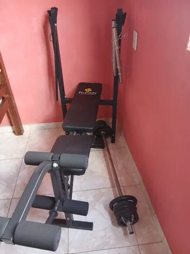 Mesa pra musculação e barra de ferro, e mas os pesos 25 kilo