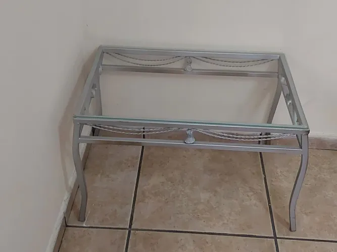 Mesa de centro de metal e vidro 60x40