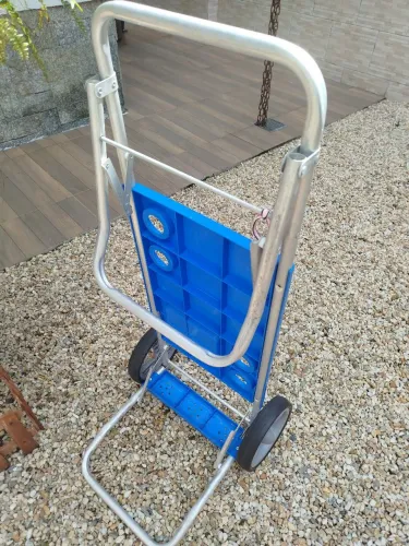 Carrinho de praia que vira mesinha