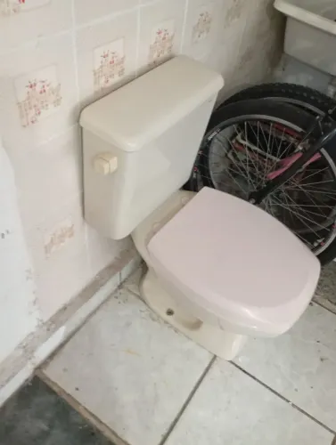 Vendo caixa de descarga acrobata valor 180 reais novinha