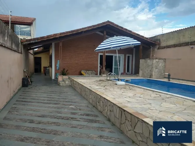 Casa à Venda em Itanhaém - Bairro Bopiranga, 2 suítes, piscina e quintal!!