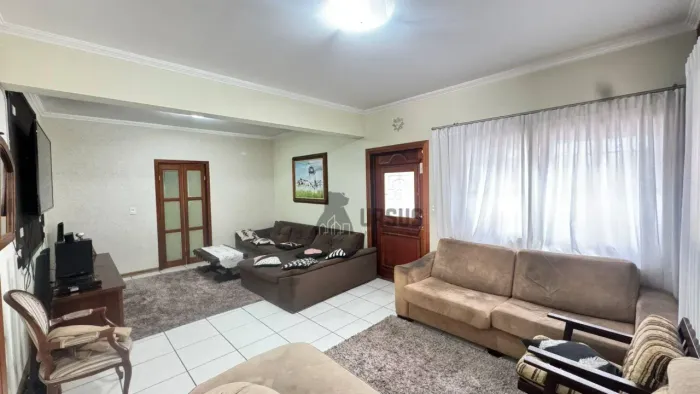 Casa à Venda em Condomínio Fechado em Taubaté | 4 Dormitórios, 195m² e Excelente Espaço no