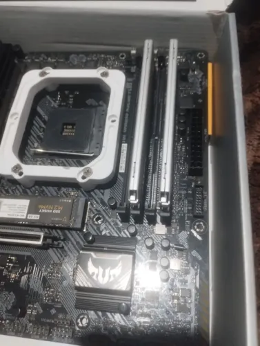 Vendo placa mãe com sdd 512 de memória com 2 cartucho de memória ram geração 4
