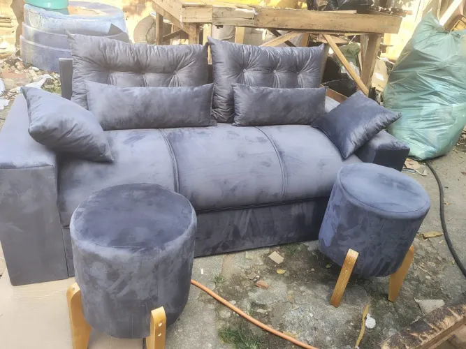 Sofá 3 lugares 2 puffs grátis 450 reias