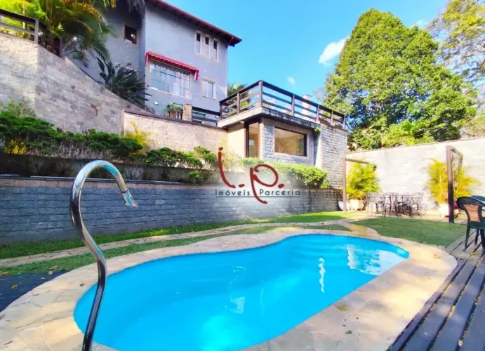 Casa em Condomínio Central de Itaipava, 5 Qts, Linda Vista para as Montanhas e Acesso Dire