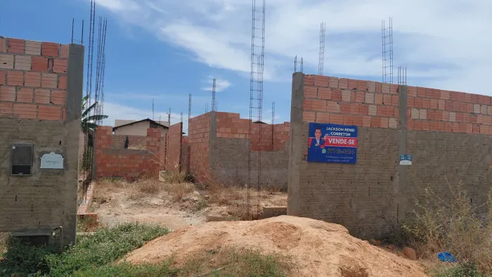 Terreno murado com obra iniciada