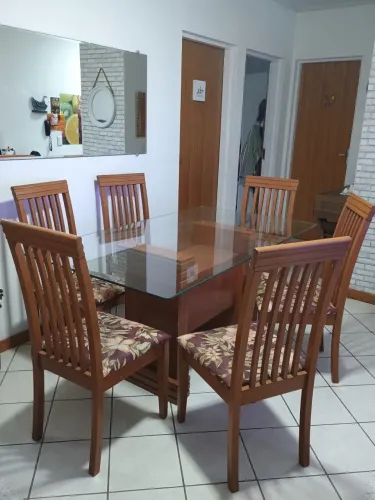 Mesa com 6 cadeiras em ótimo estado!!!