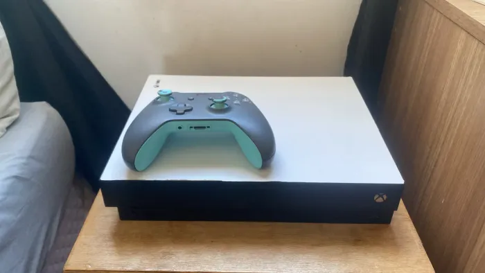 Xbox One X 1tb com mais de 20 jogos.