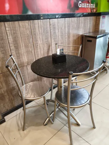 Mesa de mármore com 3 cadeiras inox