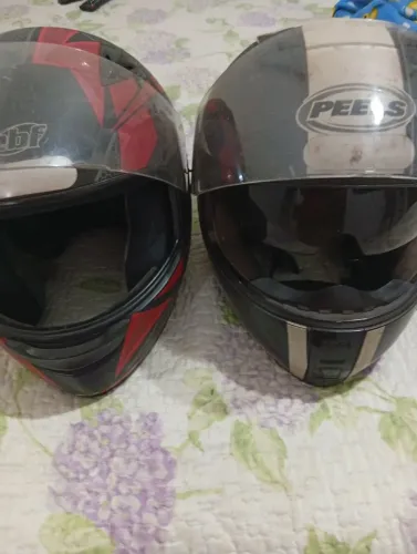Capacete com óculos e outro sem