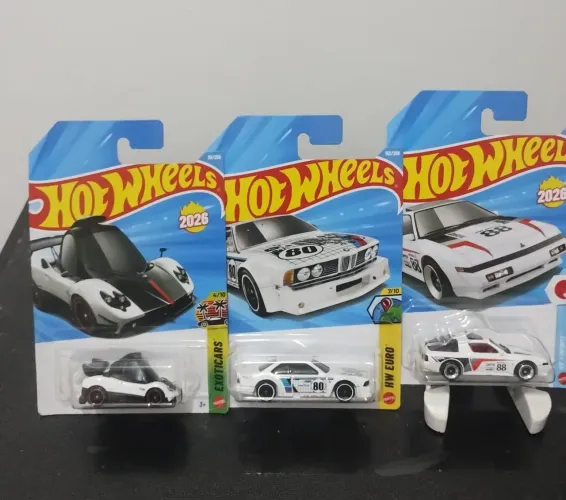 Hot wheels branco 33 reais cada