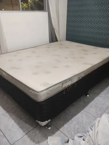 Cama box casal e 2 poltronas