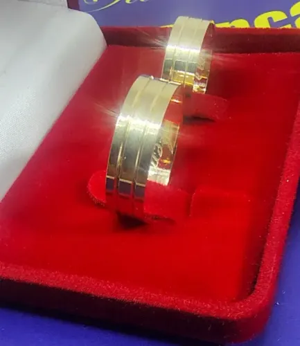 Alianças Reta com Riscos Par Noivado Casamento Ouro 18 Kilates Peso 7 Gramas 6 mm Gravadas