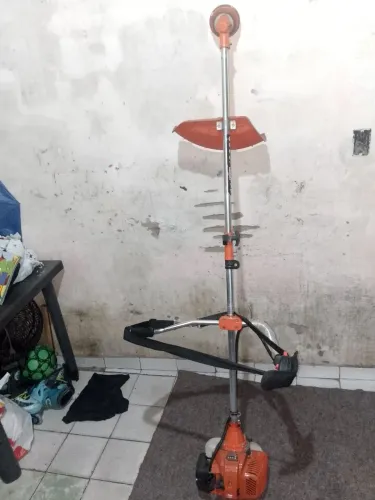 Máquina roçadeira 