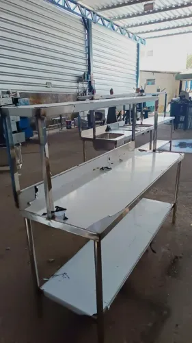 MESA C 01 PRATELEIRA SUPERIOR E 01 PANELEIRO EM AÇO INOX