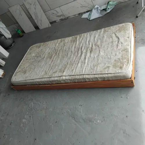 Cama de solteiro com colchão