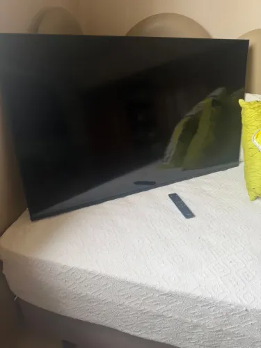 TV a Samsung 43 polegadas. Na garantia. Dois meses de uso.