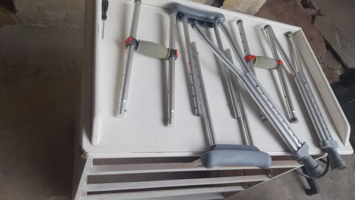 Poucos uso usei menos de um mês muletas pra não ficar aqui pesso 100 reais